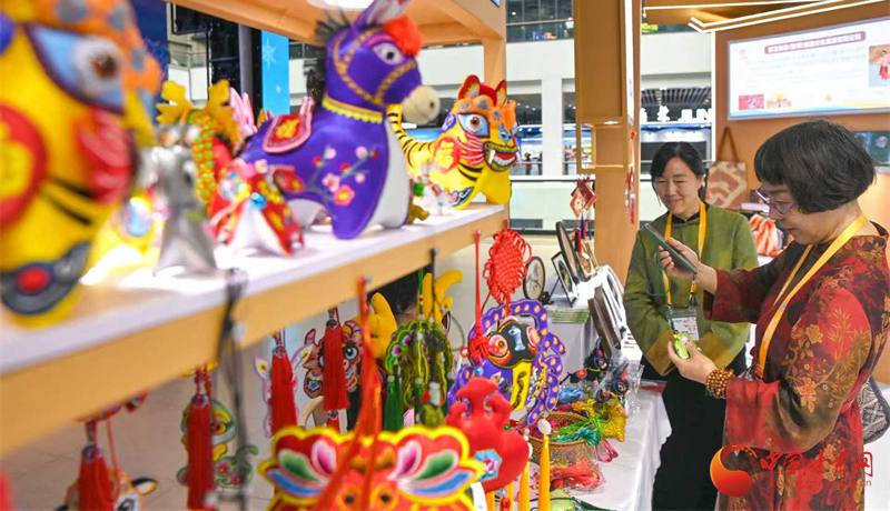 庆阳香包绣梦第八届进博会 国际舞台开启民俗出海新机遇