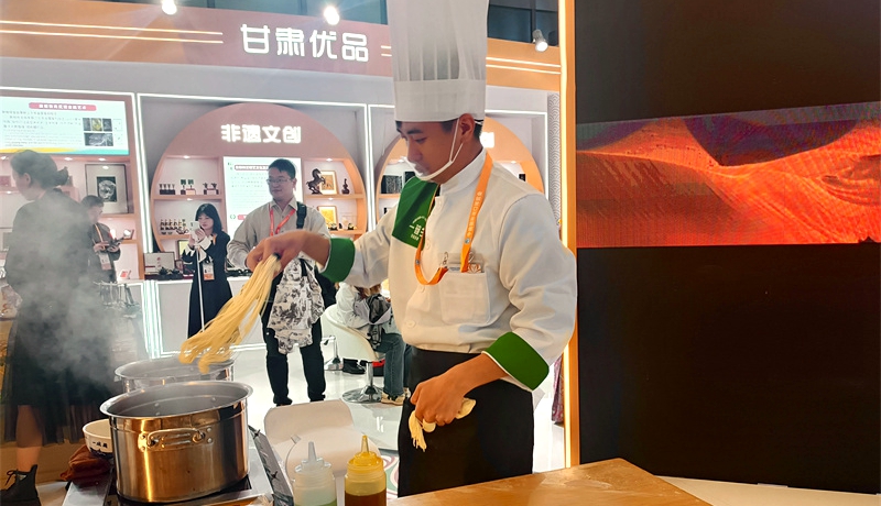 兰州“牛大”飘香进博会 牛肉面出海闯世界