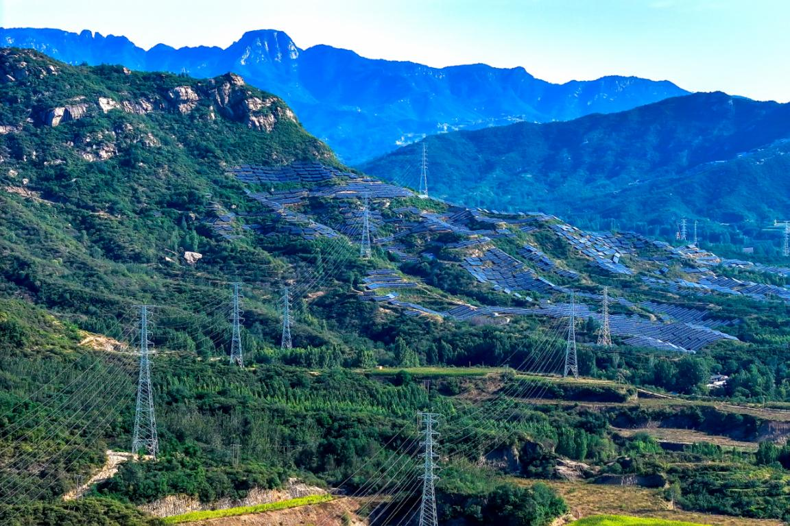 石家庄市灵寿县大湾村集中式光伏电站。尹冀娜摄