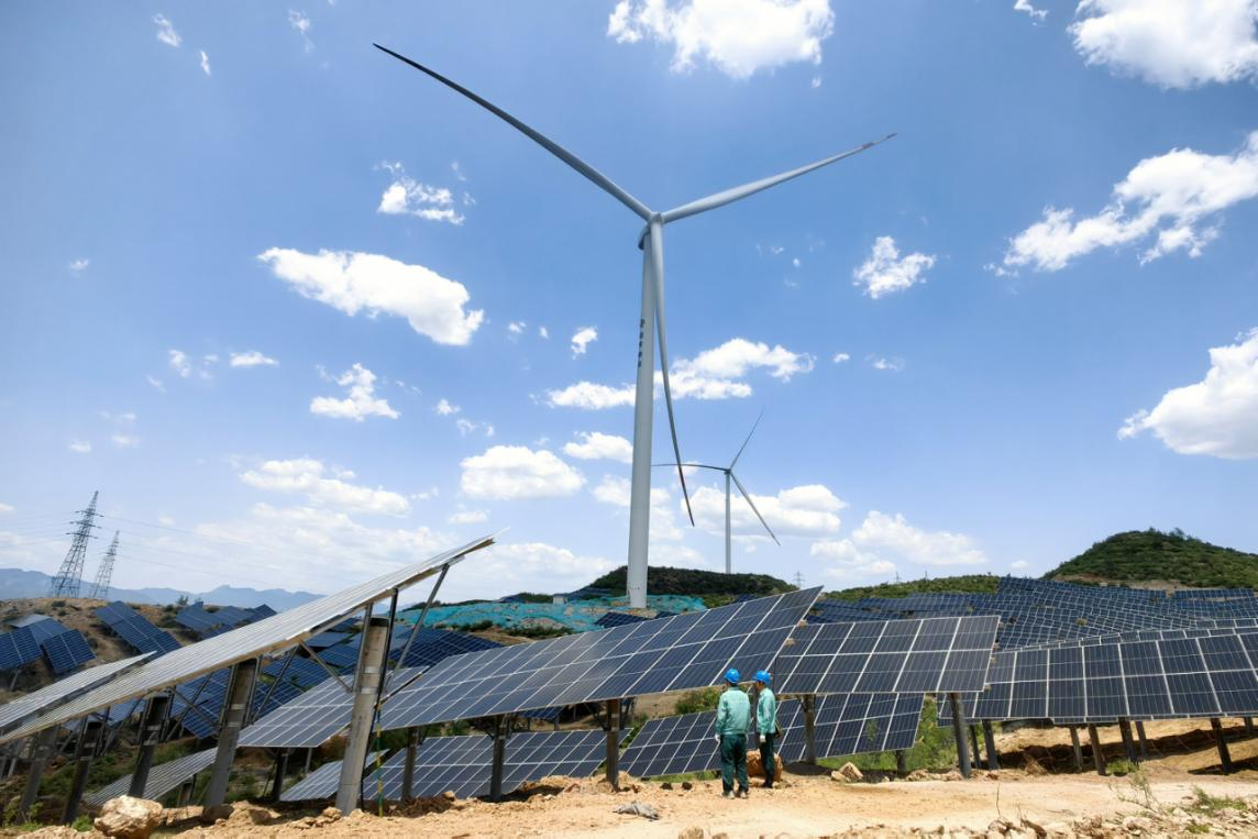 国网赞皇县供电公司工作人员对赞皇曹家庄村风电光伏场站进行检查。王一兰摄