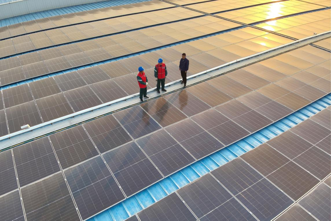 国网无极县供电公司员工协助用户检查屋顶光伏设备。仝云涛摄