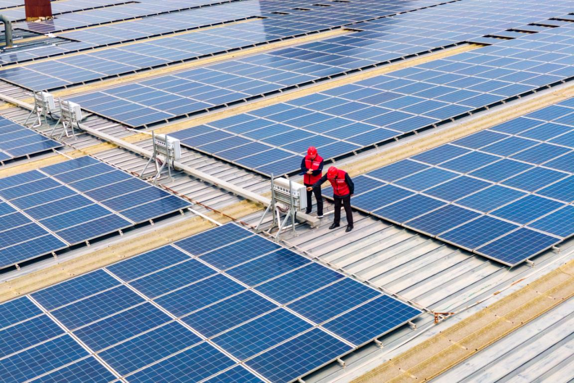 国网高邑县供电公司工作人员协助用户检查屋顶光伏设备。侯旭辰摄