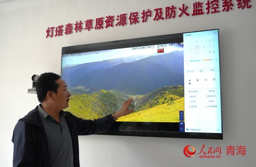 陶永明介绍预警监控系统。人民网记者 甘海琼摄