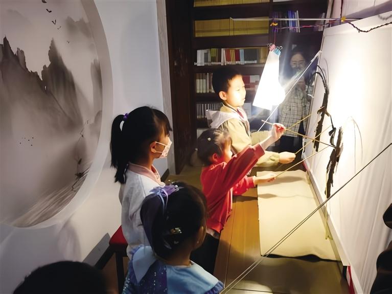兰州市图书馆举办环县皮影非遗体验活动