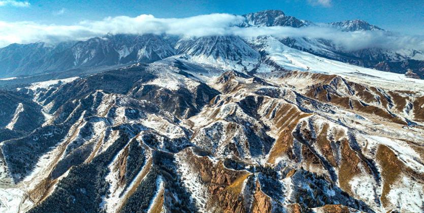 甘肃肃南：雪裹群峰雾锁祁连