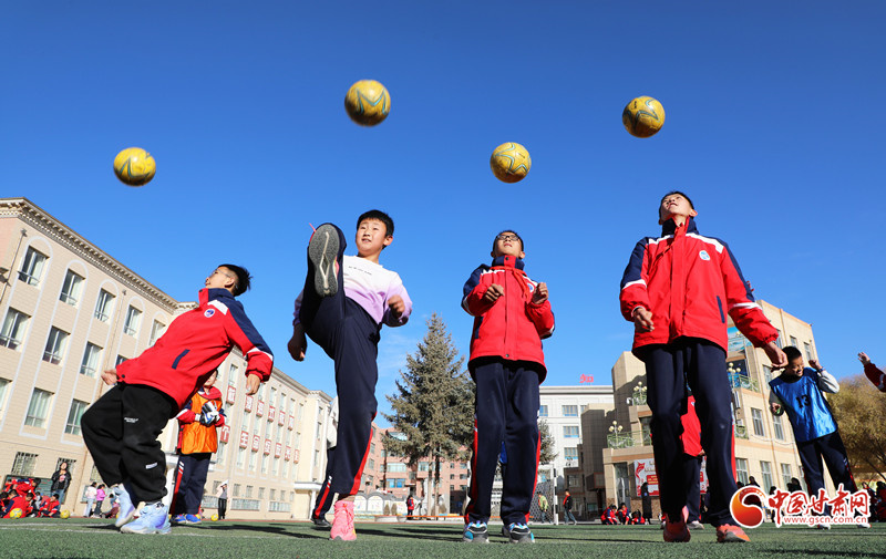 民乐洪水小学：绿茵场上足球热