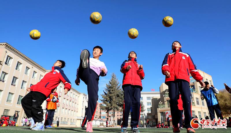 陇拍客丨民乐县洪水小学:绿茵场上足球热
