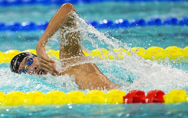 12日晚,张展硕在男子200米自由泳决赛中。(十五运会官方图片)