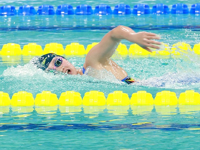 12日晚,李冰洁在女子1500米自由泳决赛中。人民网 李兆民摄