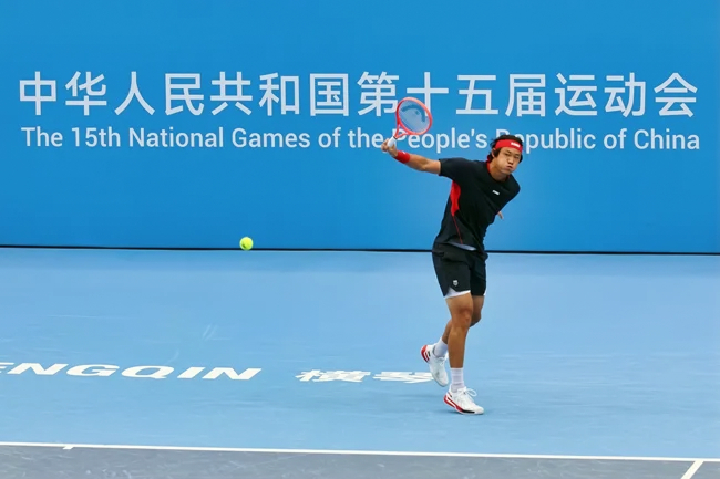 上海队选手张之臻在比赛中。人民网记者 胡雪蓉摄