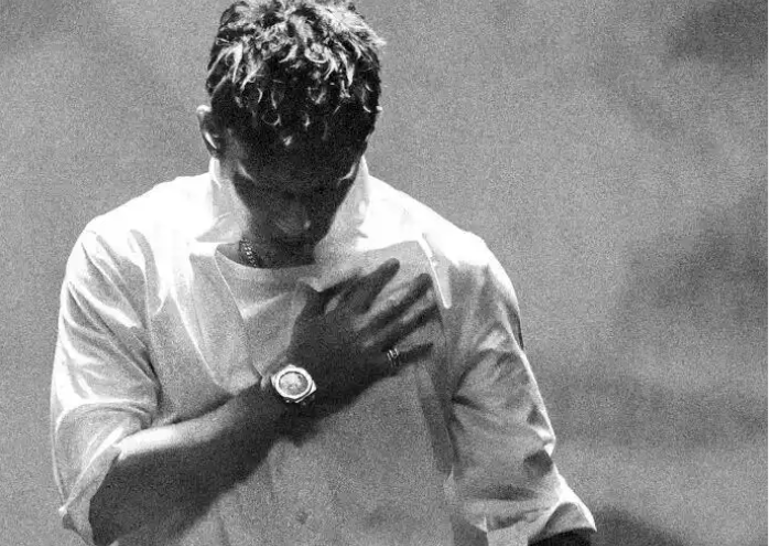 歌手在舞台上抽烟，绝非无伤大雅的个人行为