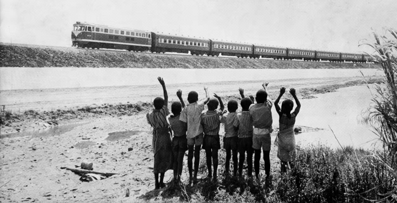 1976年,非洲儿童欢庆坦赞铁路通车。主办方供图