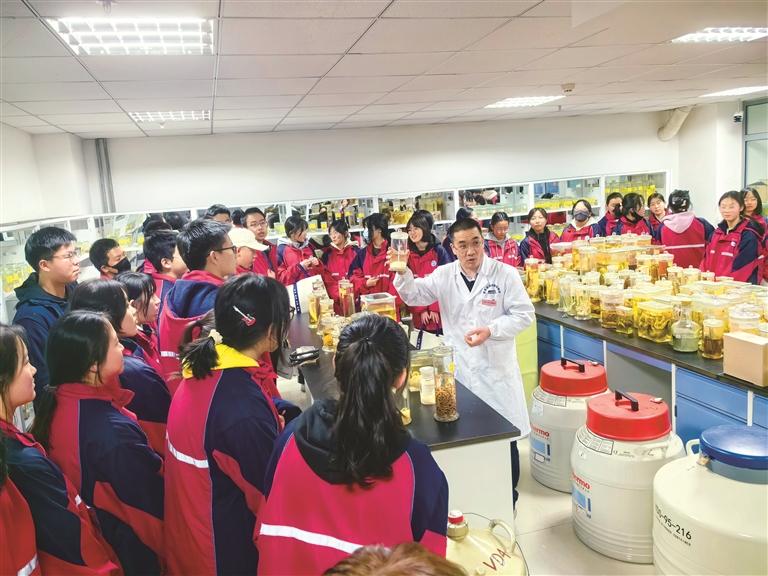 中学生零距离感知科研创新 兰州兽医研究所举办主题科普活动