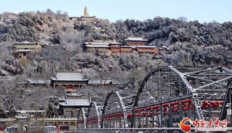初雪漫兰州：中山桥畔银装展 白塔山下雪意浓