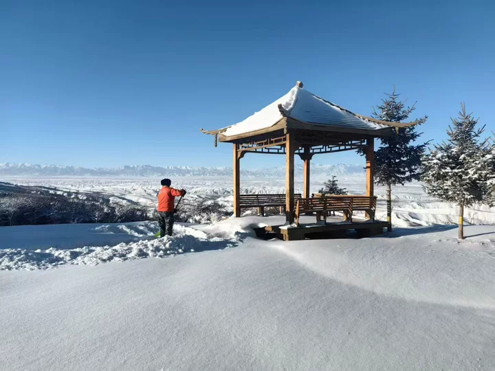 初雪如诗！焉支山披上冬日“银装”