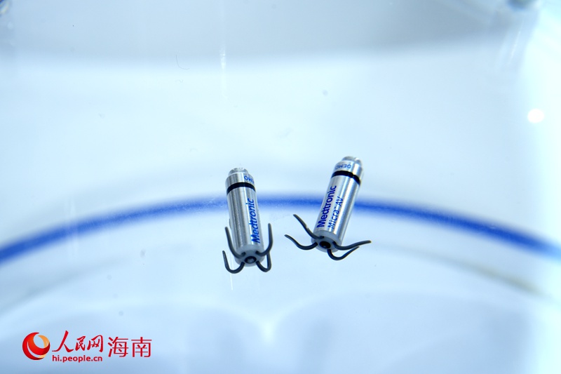 海南博鳌乐城“永不落幕”国际创新药械展,展出胶囊一般小的心脏起搏器。人民网记者 符武平摄