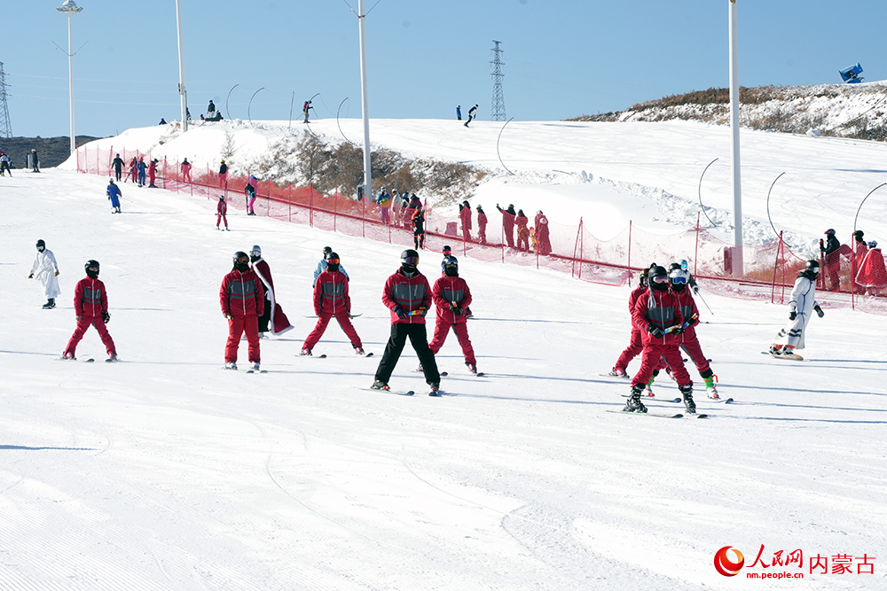 大河湾滑雪场会开板首滑仪式现场。人民网记者 张雪冬摄