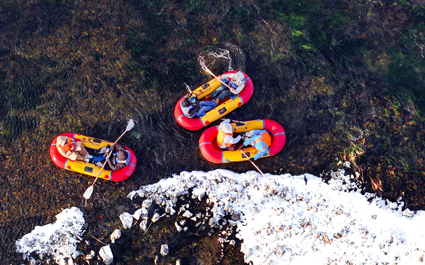 11月15日，游客在哈拉哈河阿尔山段体验冰雪漂流（无人机照片）。王正摄