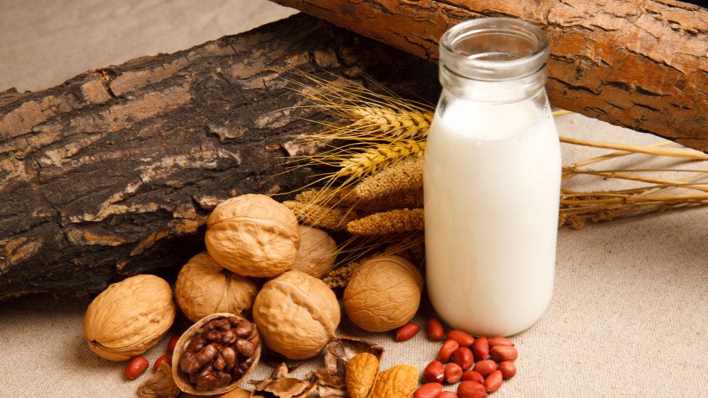 甘肃省人民医院健康提示：提倡每天食用奶类、大豆类及其制品，适量食用坚果