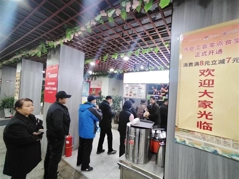 兰州“零点食堂”温暖城市守夜人