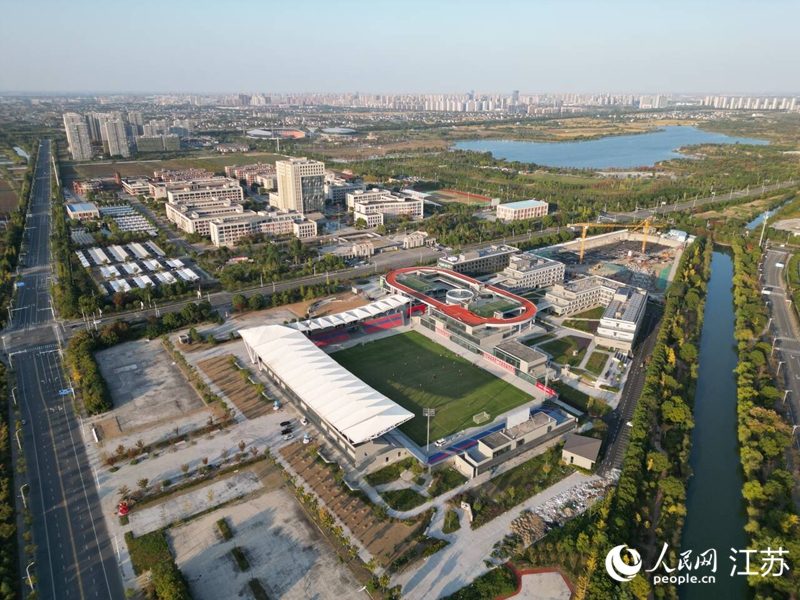 航拍海门足球小镇謇公湖片区。人民网记者王继亮摄