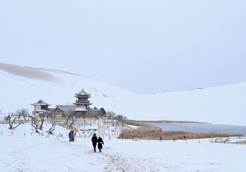 敦煌：雪润鸣沙 月泉如画