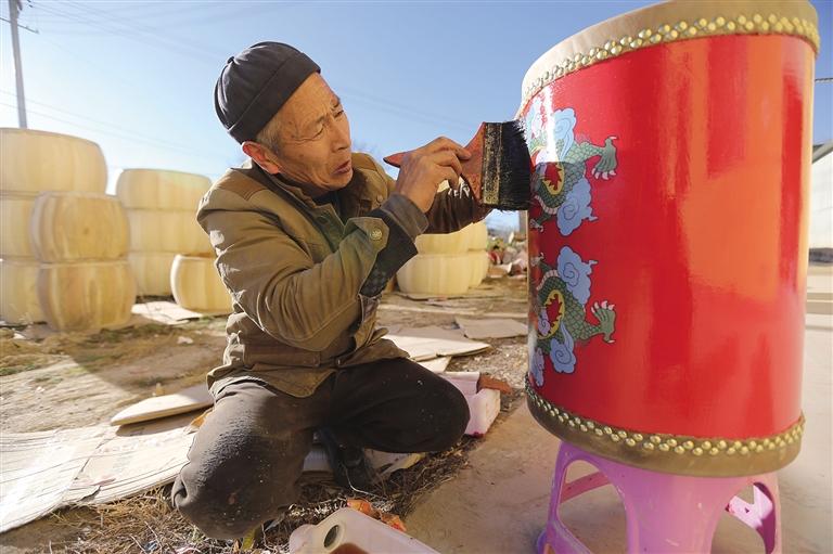 定西手工艺人制作牛皮鼓