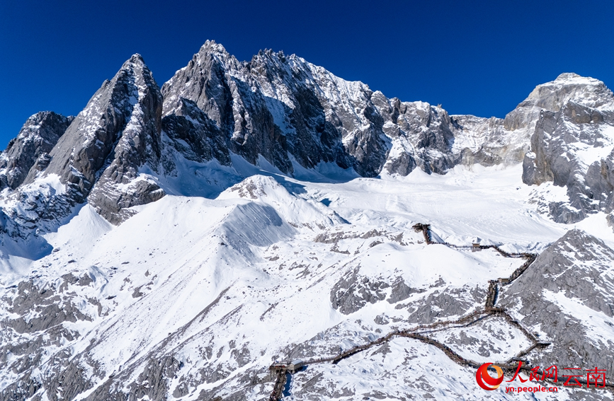 无人机视角下的玉龙雪山。人民网记者 虎遵会摄