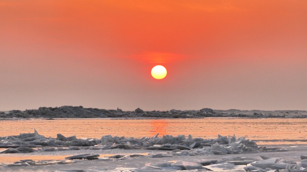 兴凯湖逐渐封冻 现“龙鳞”景观