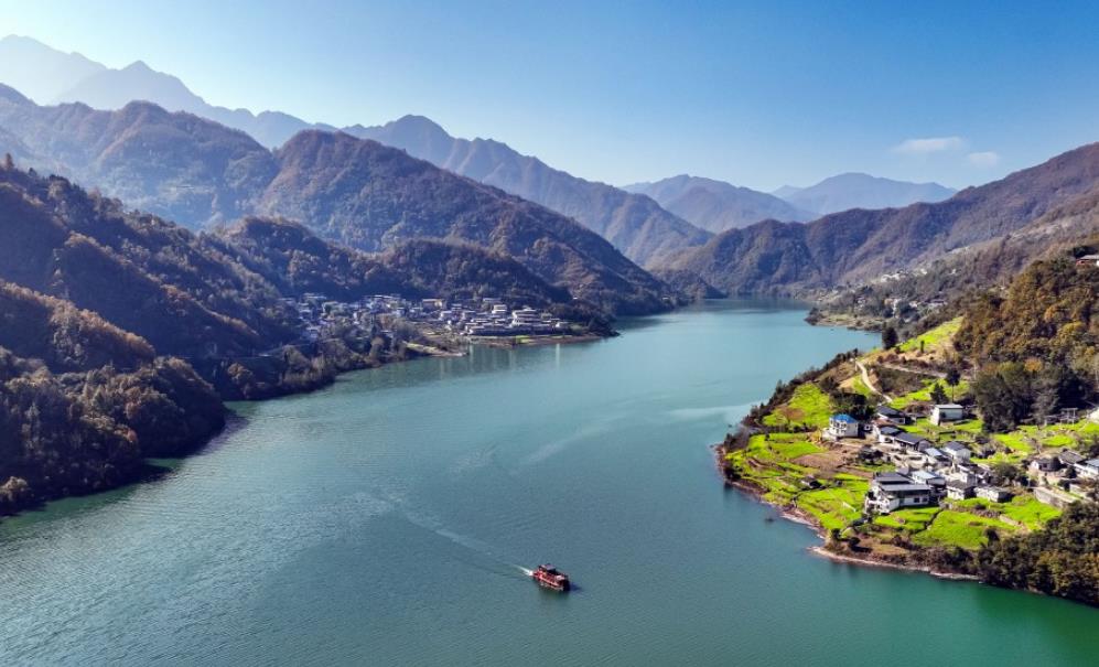 文县：舟行让水河 入画山水间