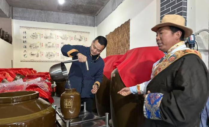 甘肃莲花藏寨绽新颜 青春力量唤醒古老技艺