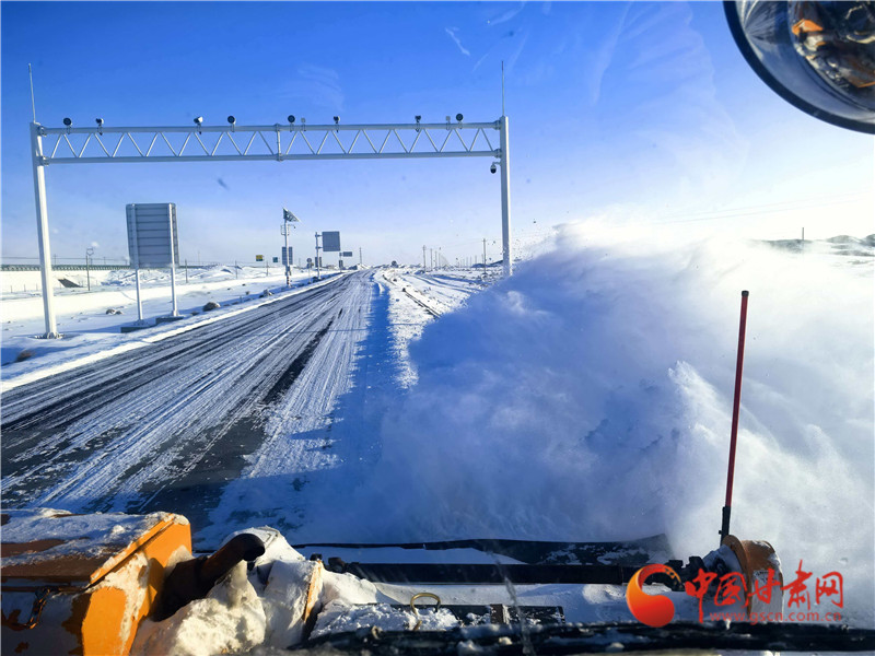 除雪铲冰保畅通