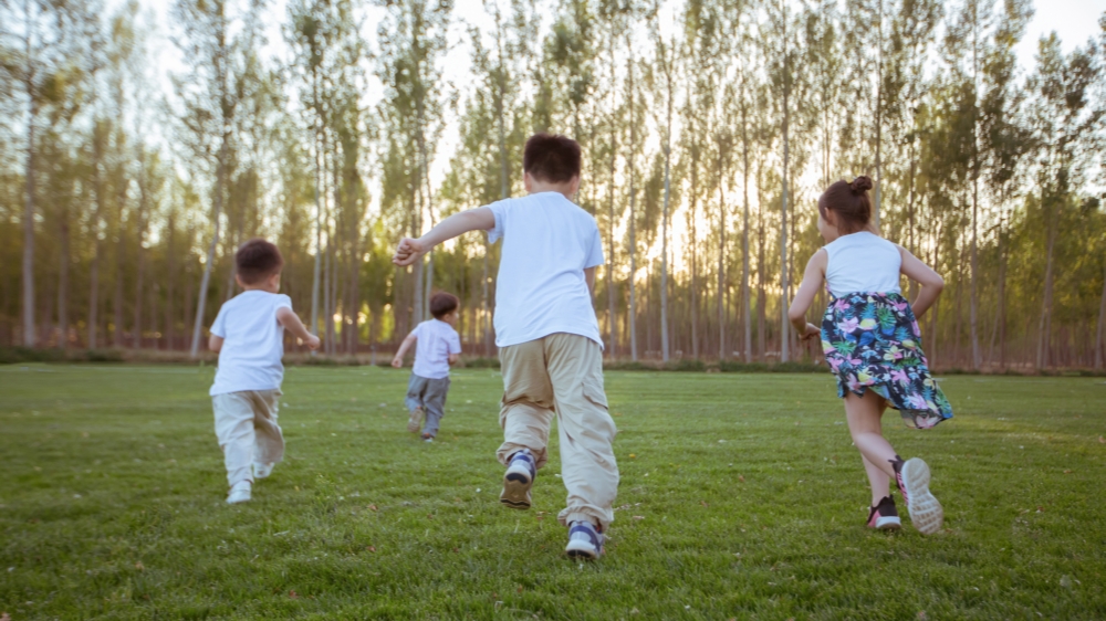 甘肃省人民医院温馨提示：在儿童成长初期，高质量的亲子交流与互动玩耍，对其身心发育至关重要