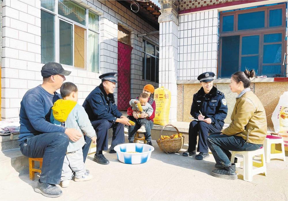 陇西县公安局通安派出所民警上门访民情
