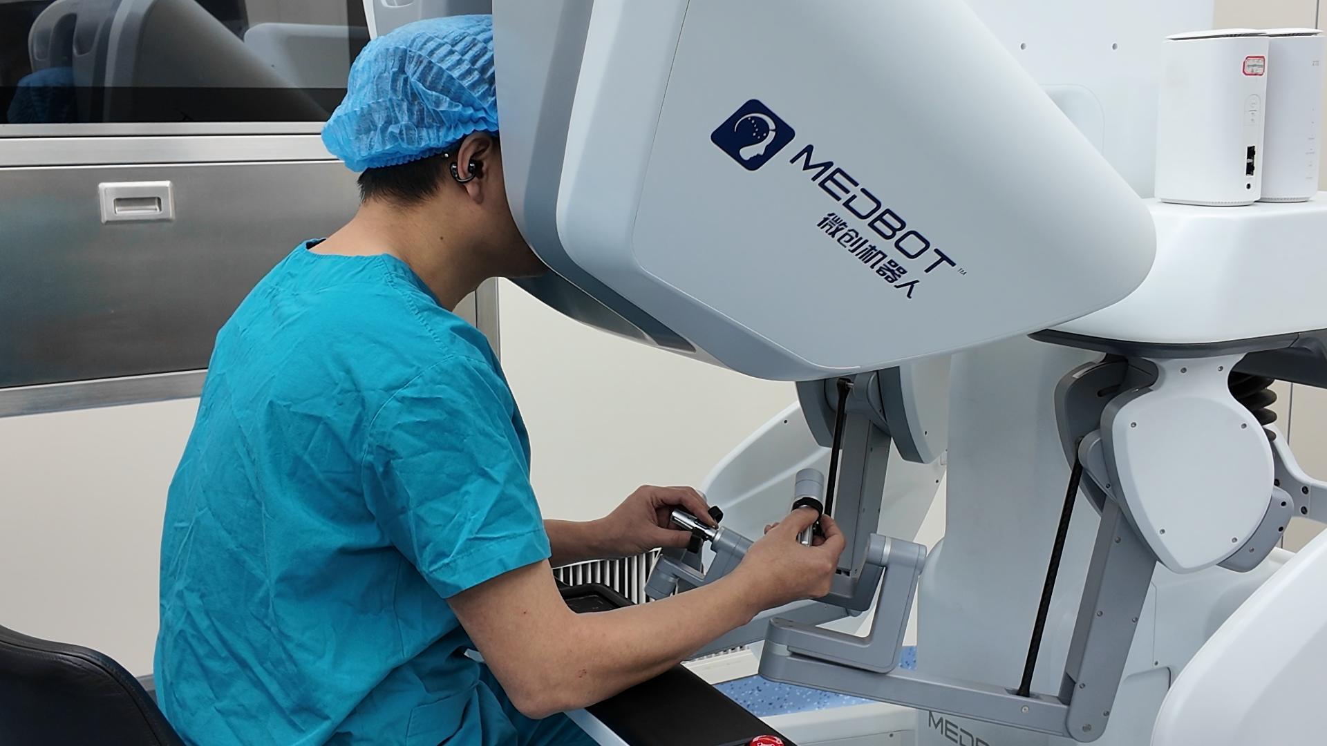 甘肃省人民医院利用国产机器人手术系统，为身处一千多公里以外的酒泉患者进行胃癌根治手术