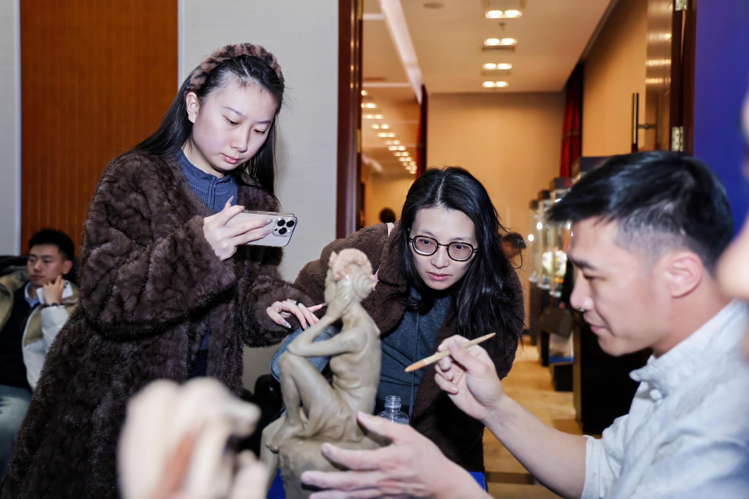 现场展示德化陶瓷制作技艺。主办方供图