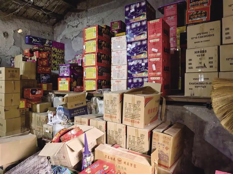 榆中警方查处非法储存销售烟花爆竹窝点