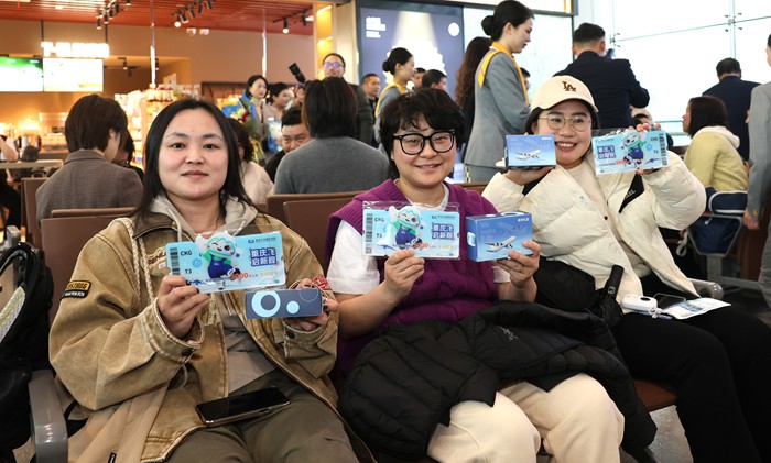 候机旅客收到机场集团送出的“纪念票”。莫晓健摄