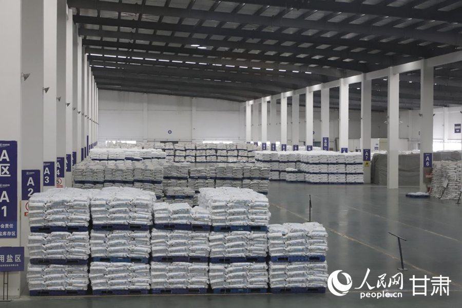 甘肃漳盐胜雪盐业有限公司仓储车间。人民网记者 焦隆摄
