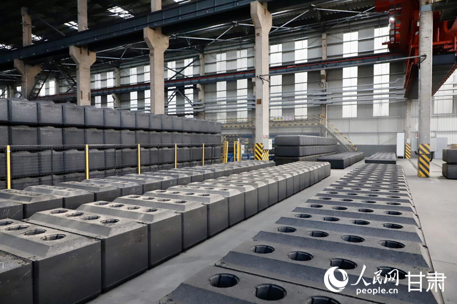 陇西索通炭材料有限公司生产车间铝用炭材料整齐陈列。人民网记者 焦隆摄