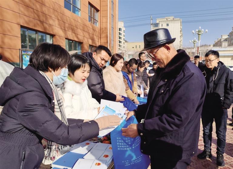 握住群众的手 解决群众的难 共谋发展的路