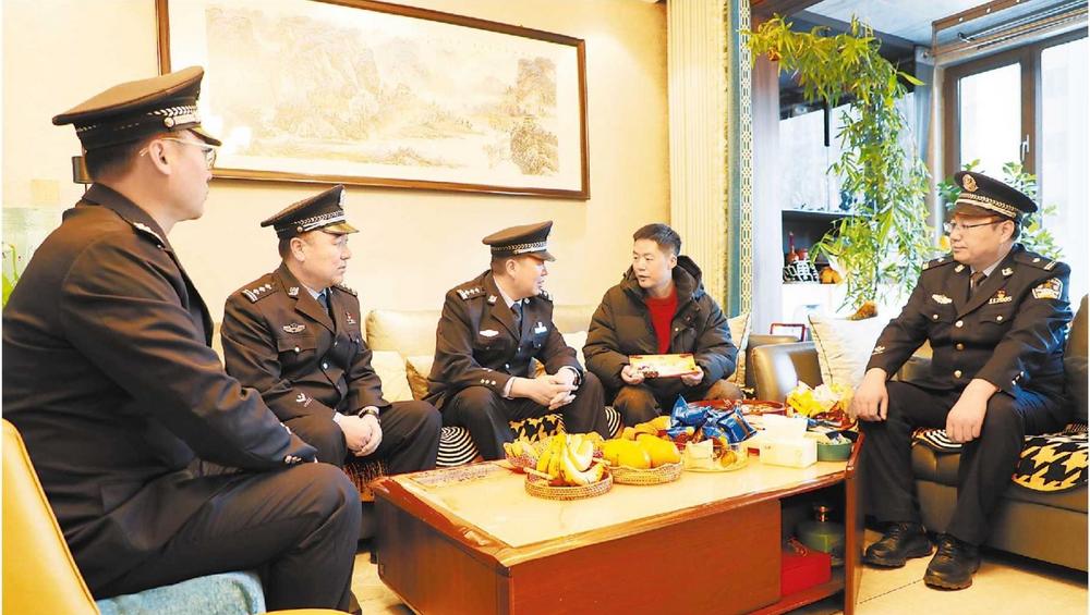 定西安定分局开展警察节系列慰问活动