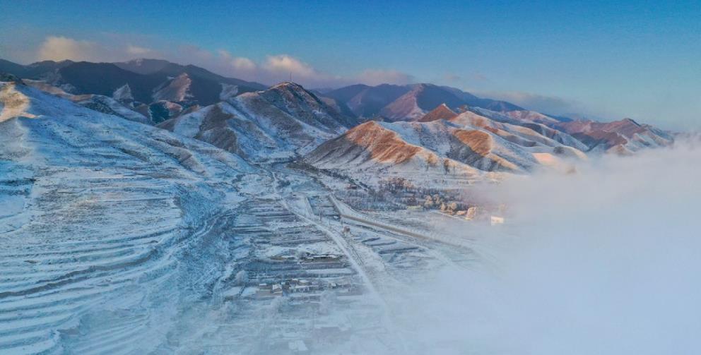 雪霁云腾绘就景泰寿鹿山北国冬日壮景
