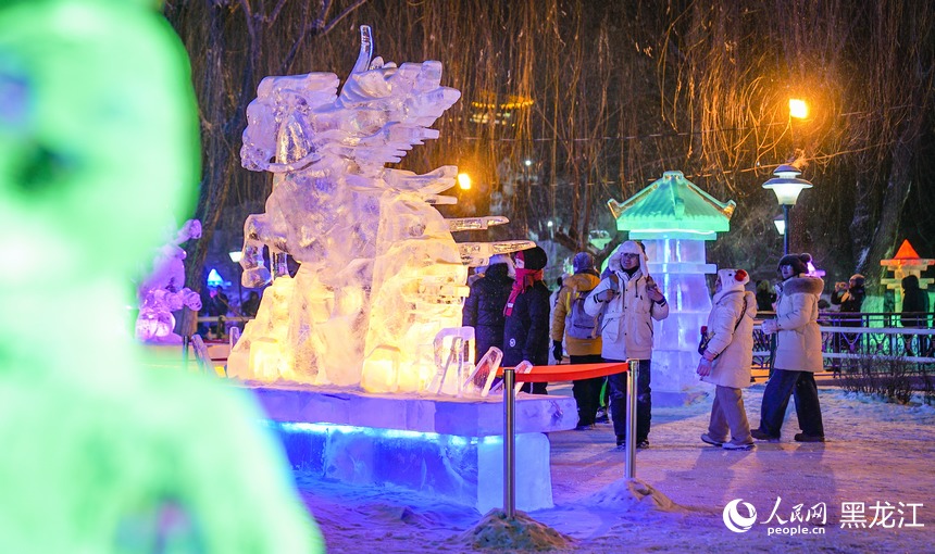 哈尔滨：流光溢彩赏冰灯