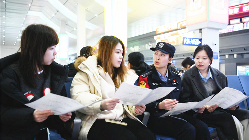 守护学子返乡路 兰州铁警送上寒假“安全大礼包”