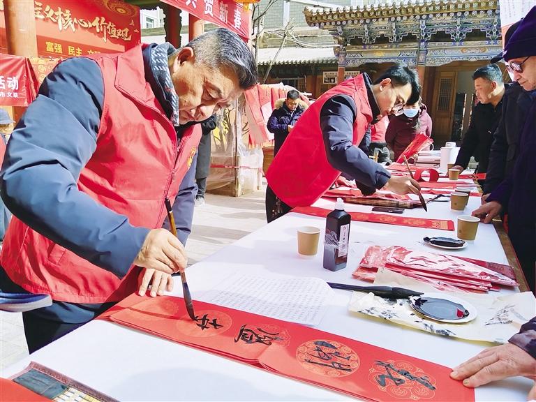 逛非遗大集 品民俗年味