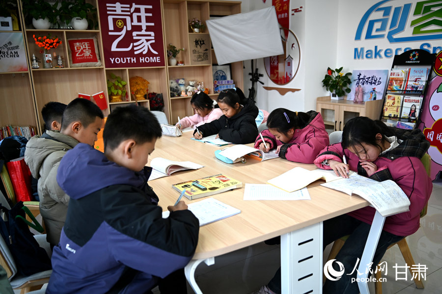 昌丰里社区内,孩子们认真写作业。人民网 席娟娟摄