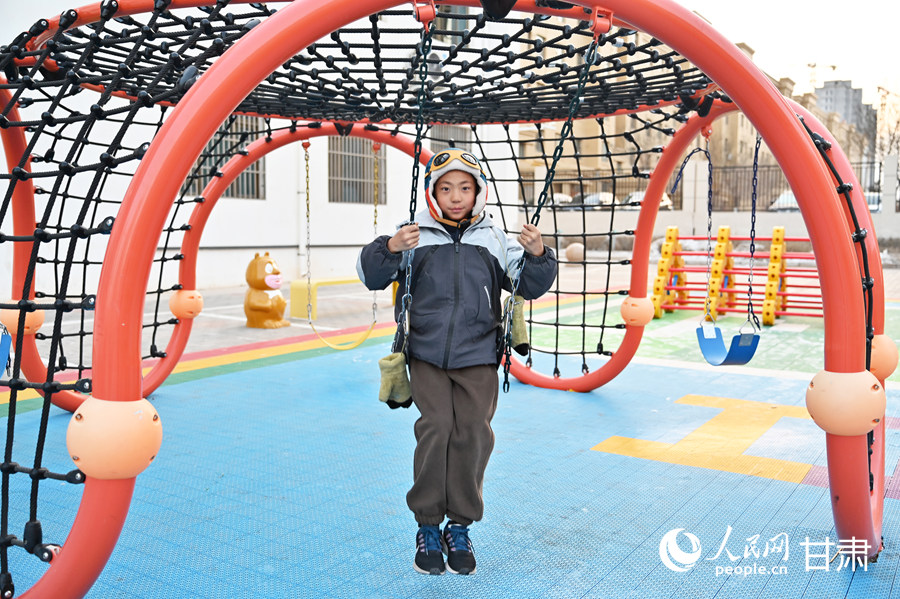 昌丰里社区儿童友好空间内,一名儿童在荡秋千。人民网 席娟娟摄