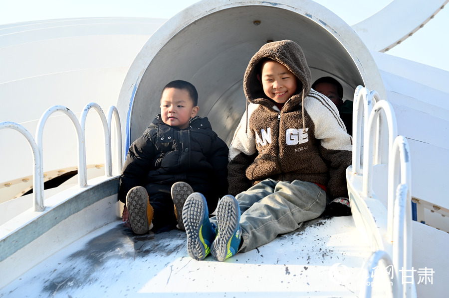 孩子们在天泰苑儿童友好公园滑滑梯。人民网 席娟娟摄