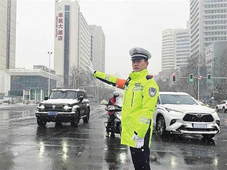 雪落金城 各部门联动保畅